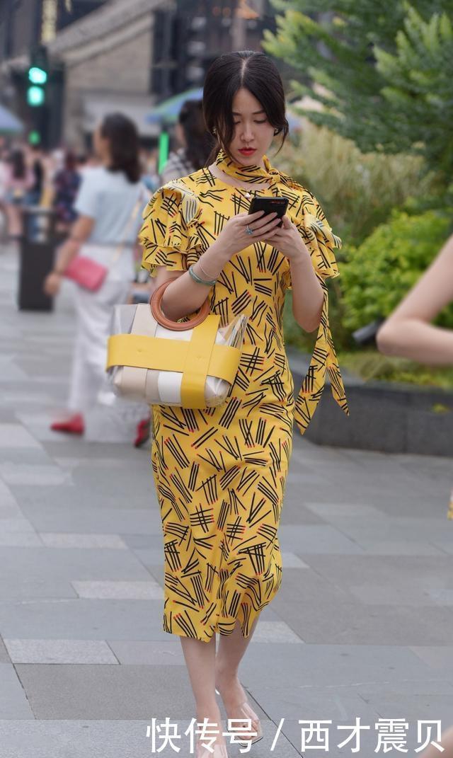  黄色|路人街拍：美女搭配黑丝元素的连衣裙，非常的成熟性感