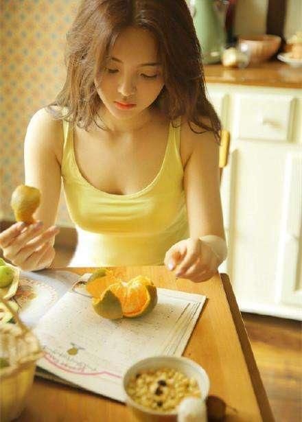 杨超越最新近照，衬衫搭短裤秀美腿，却被脚上的袜子暴露了品味