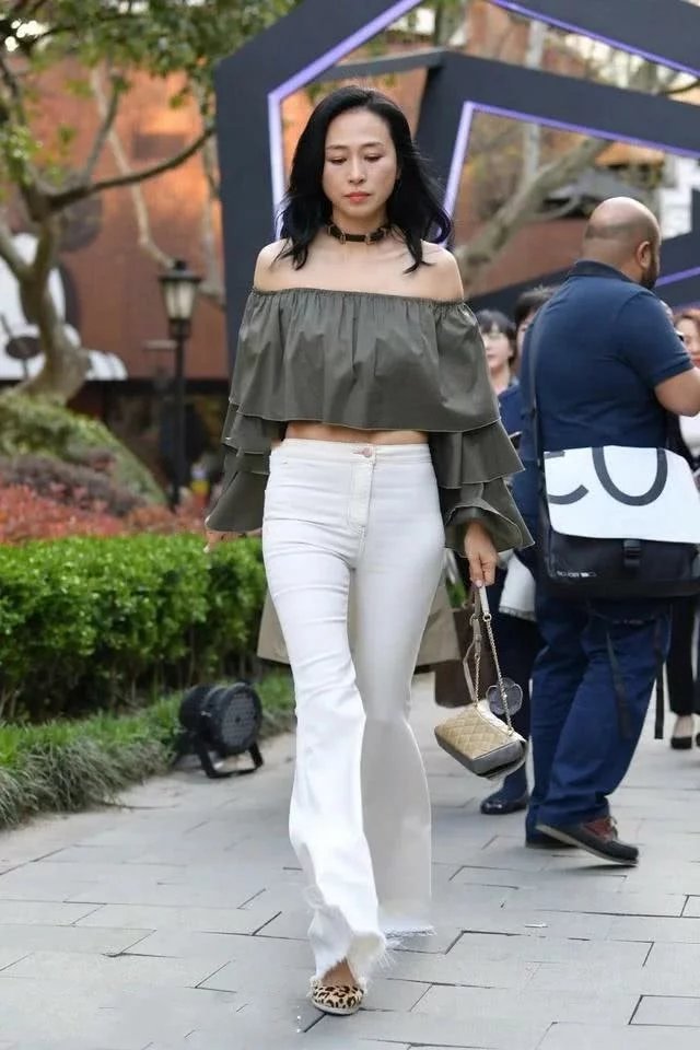 一字香肩的性感小姐姐，用一款上紧下松的阔腿裤，表达自己的妖娆