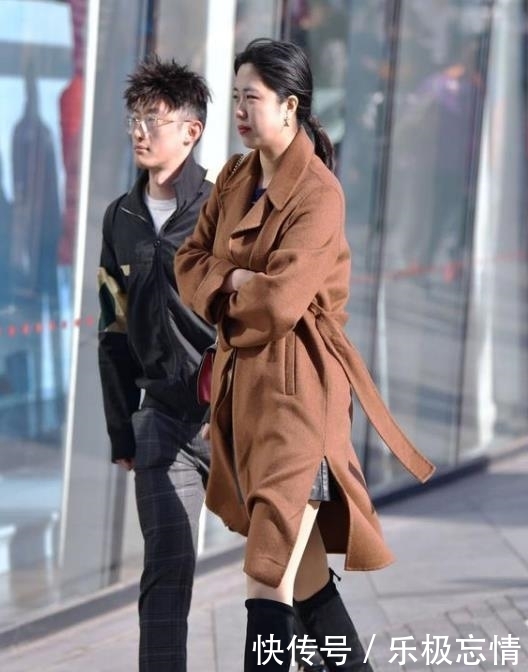  『蓝色』街拍：身材高挑的美女，一条蓝色的连衣裙，唯美气质好身姿