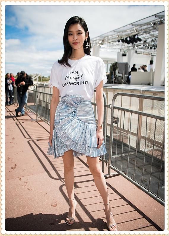 奚梦瑶这靴子咋穿进去的？对自己真狠，网友：腿细果然是王道！