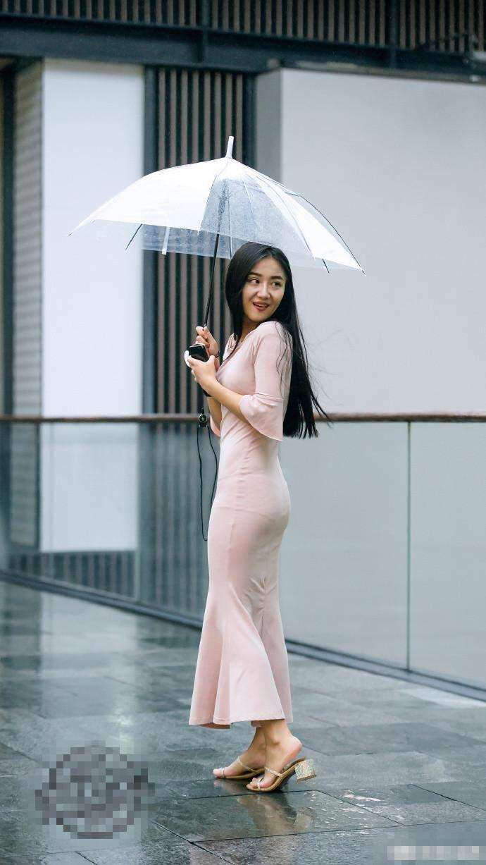 街拍: 雨中徘徊的紧身裙小姐姐, 穿这么少不冷吗?