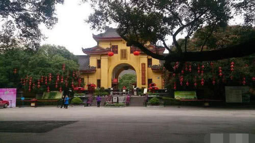 唯一建在5A景区内的大学,坐落在明朝王府内,进去需要买门票