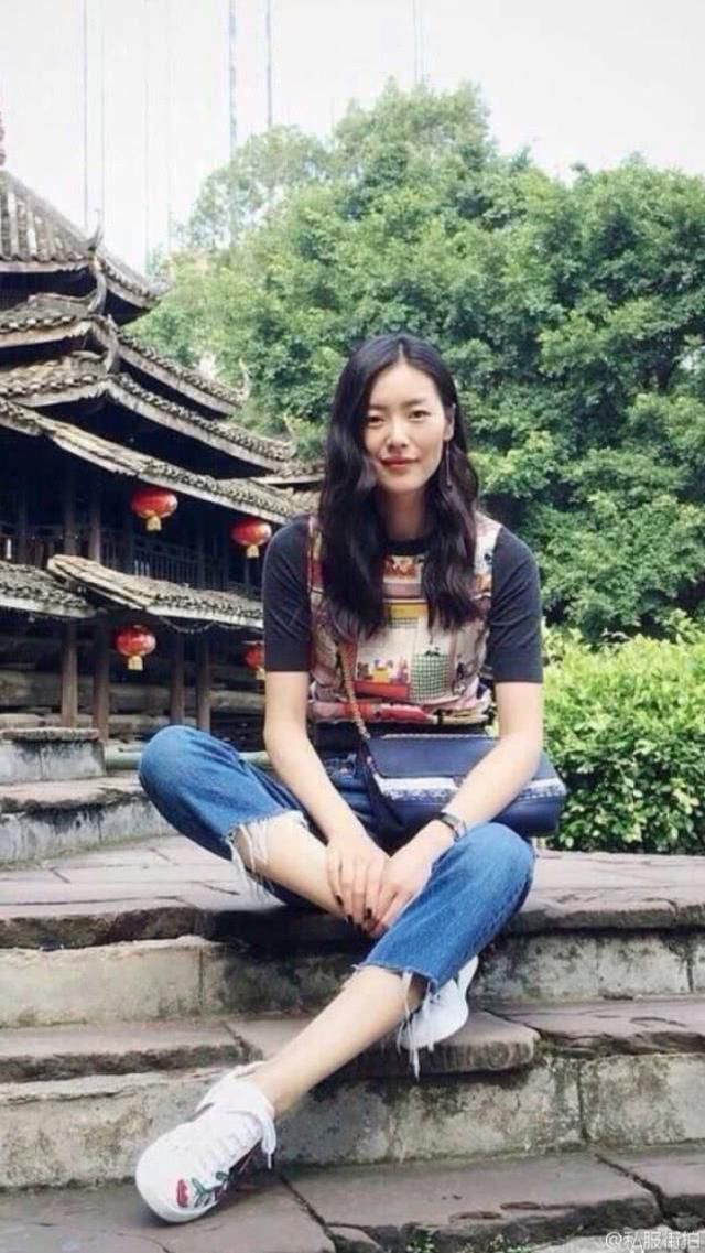 刘雯时尚穿搭现身机场，网友：大表姐发型亮了！