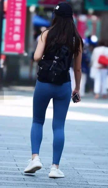 青春萌妹子蓝色紧身裤勾勒完美弧线，靓丽又阳光