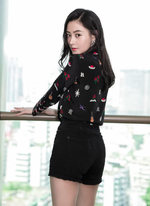 张天爱的身材让人服了,大秀A4腰让人挪不开眼,长腿逆天美翻天!