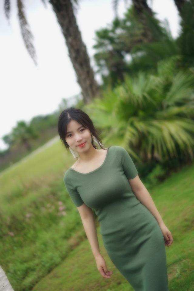 街拍：公园20多岁知性成熟的小姐姐，长裙下小肚肚显得软软的!