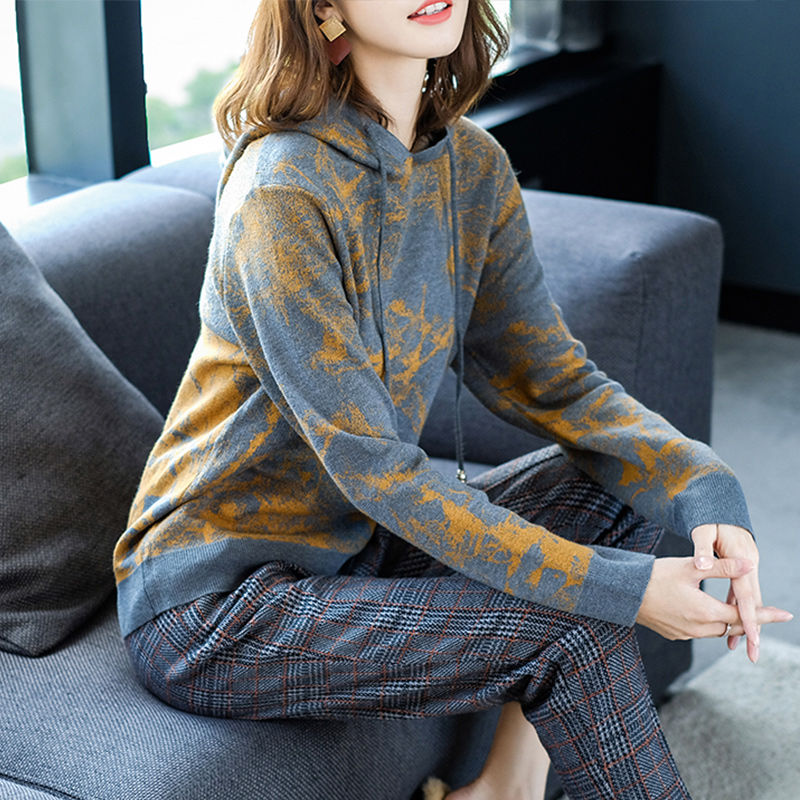 悄悄告诉，今秋娃娃衫又火了!看下面这样穿:气质出众，美到窒息