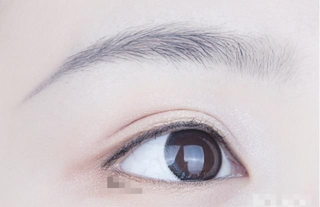 眼妆@眼线和睫毛膏,哪个应该先画?顺序若总是弄反,眼妆显脏还不持久