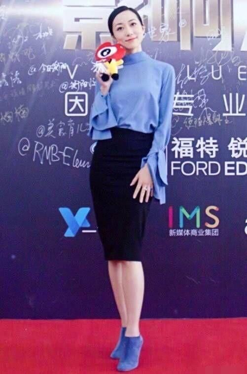 韩雪一袭天蓝色上衣仙气炸屏，脚上却只穿了一双蓝色“袜子”?