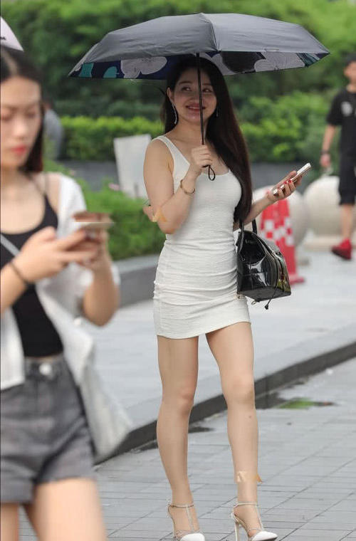 气质女神贴身连衣裙尽显柔美身段,完美的S型身材要如何练成