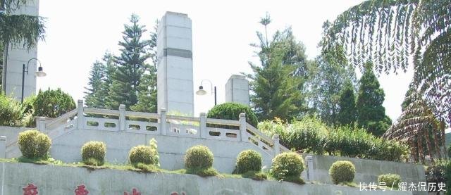 麻栗坡长眠着李海欣等近千名烈士，最小的16岁，墓碑上镌刻和平鸽