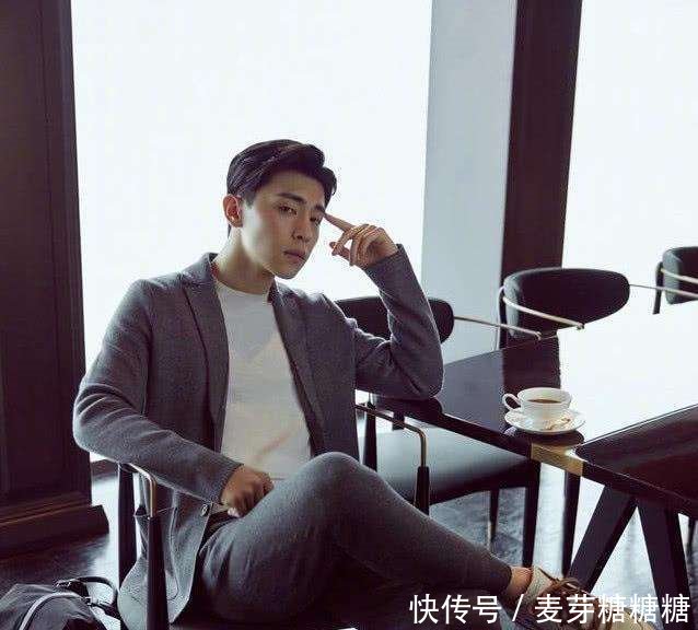 邓伦生活照曝出，和在戏中看得真是判若两人，竟还能笑出法令纹！