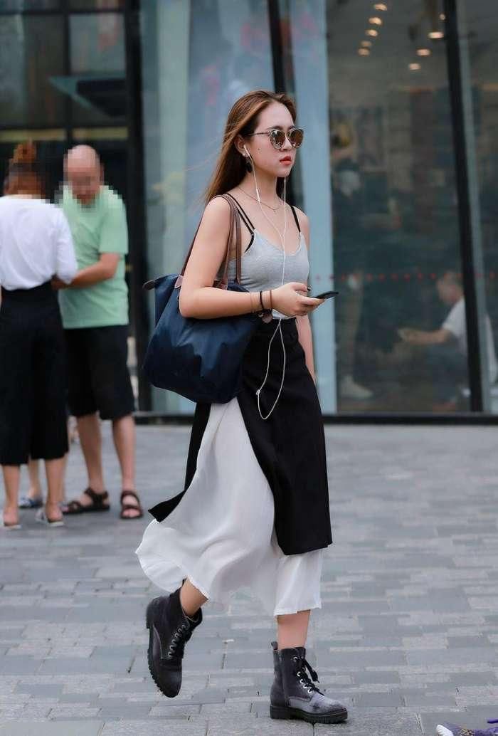 街拍: 小姐姐的穿搭展现出女人的完美身材, 十分有诱惑力!