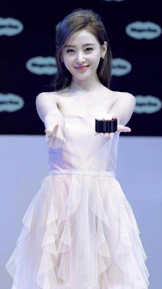 张天爱穿上抹胸连衣裙, 并向你比心喂食蛋糕