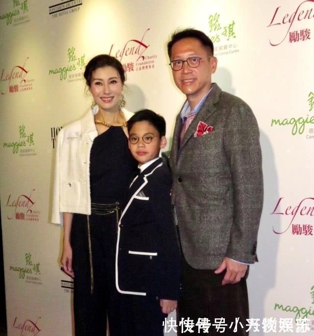  儿子@李嘉欣儿子罕见正面曝光引热议：不像爸爸像泰国王子，看破不说破