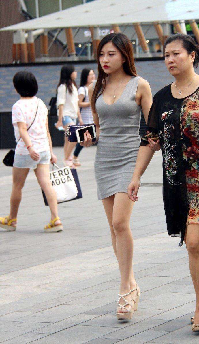 美女街拍, 能把逛街当成秀场也是没谁了, 气质和颜值都非常出众