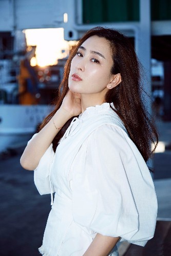 马苏剪空气刘海，搭配齐肩短发！网友：怎么看着有些老气？