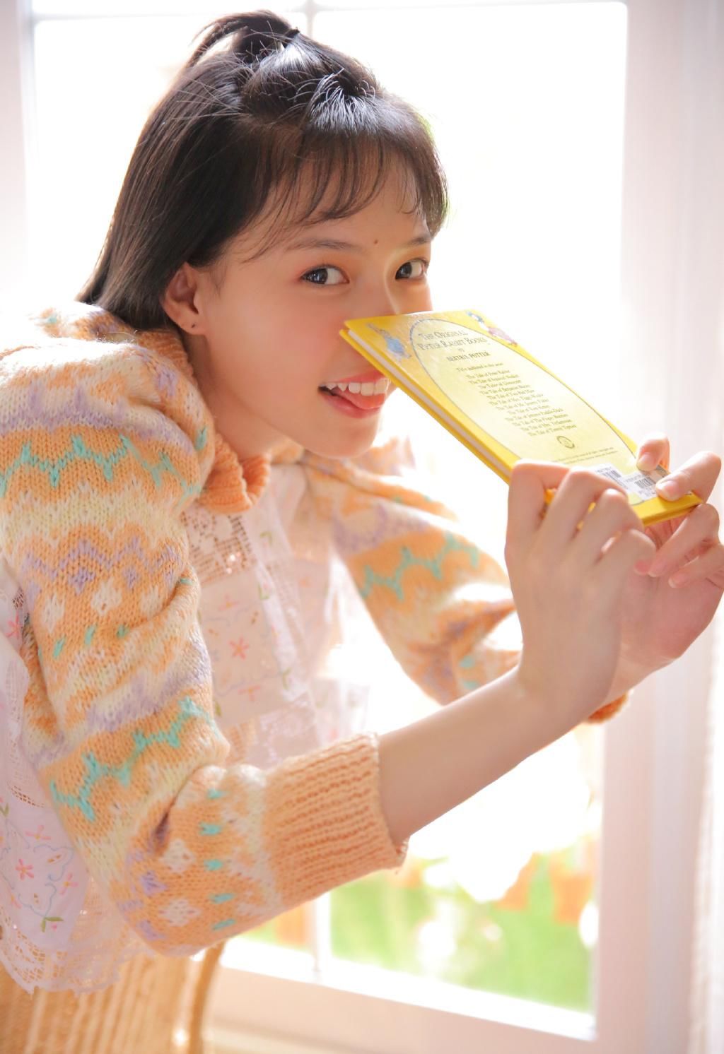 白丝美女诱人长腿性感毛衣美女图片