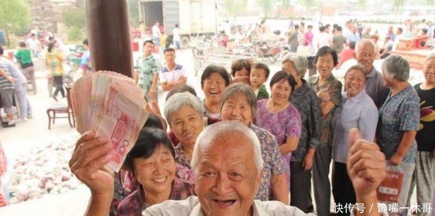 #老人#农村老人是否该有退休金？专家说了4点原因，老农：这次支