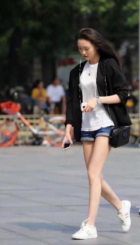 街拍美女: 抹胸短裙衬托迷人身姿，大白腿真迷人