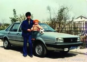 一组90年代万元户老照片，手拿大哥大，腰别BP机，有钱人的范