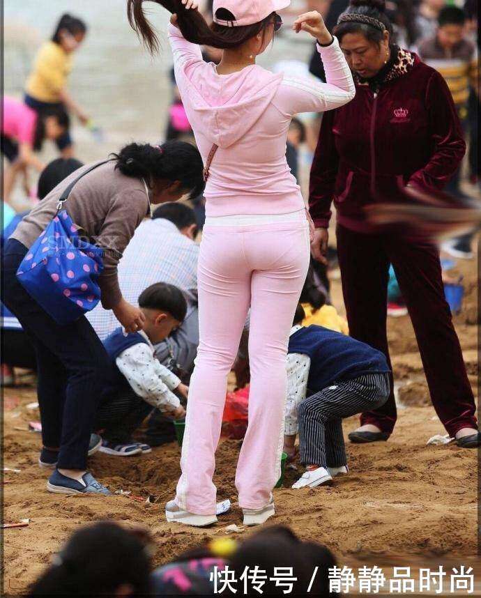 街拍: 运动装女神小姐姐,勾勒出好身材