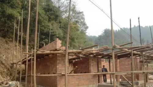  村民：宅基地离公路两百多米, 想修条路拉建材, 却遭到村民百般阻挠