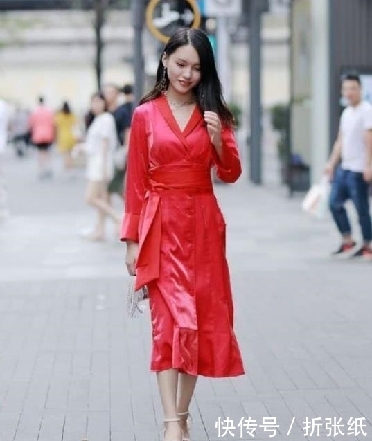 小美女:街拍:香娇玉嫩的小美女,身穿白色长裙,笑容甜美可爱