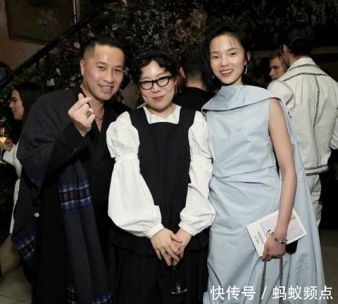  淡蓝色■她被称为“东方娃娃”，穿淡蓝色连衣裙，31岁依旧鬼马精灵