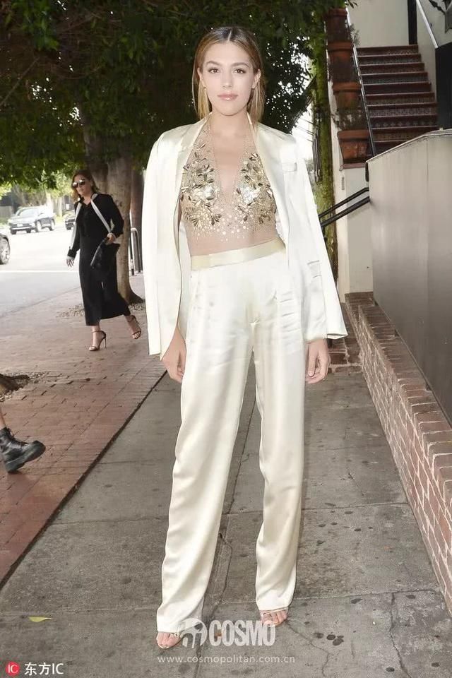 尴尬!我今日的完美造型毁于内衣露边……