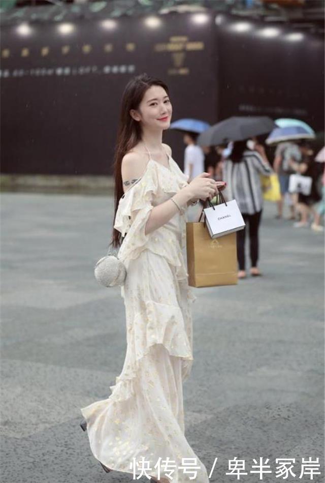 『拼接』路人街拍,小姐姐身姿曼妙,穿羽毛拼接纱裙,很显高挑身材