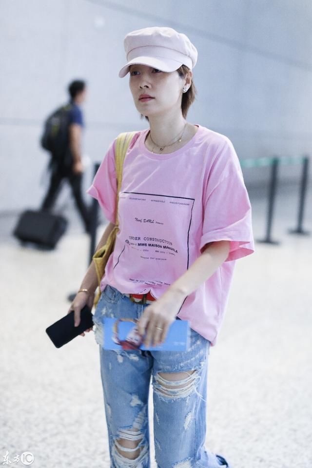 马伊琍现身上海机场，牛仔裤配粉红色T恤青春感十足
