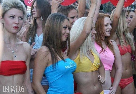 乌克兰美女嫁不出去 美女穿内衣上街求嫁