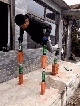 妹子，这裙子也太短了吧，还穿高跟鞋，这下崴脚了，内衣都出来了