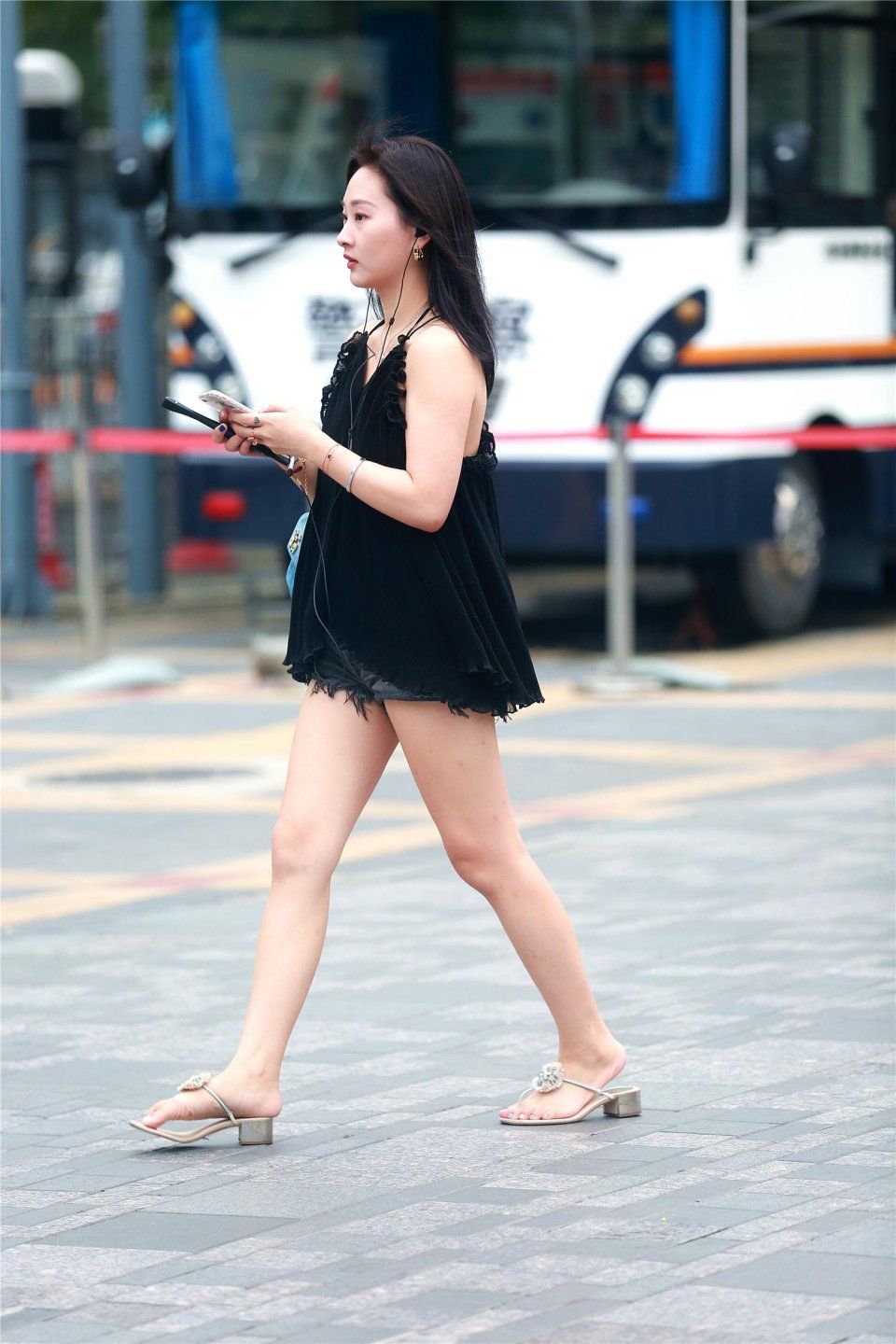 小姐姐吊带蕾丝搭配热裤彰显美腿