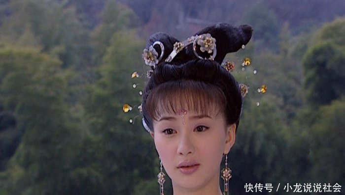 头上插满水晶大头针的古装女子，张俪清新、于莉妖娆不失霸气