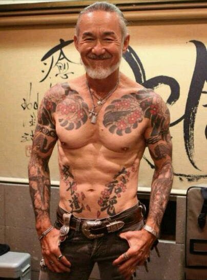 纹身后的几十年，年少时的纹身变成这样，你还想纹身吗?