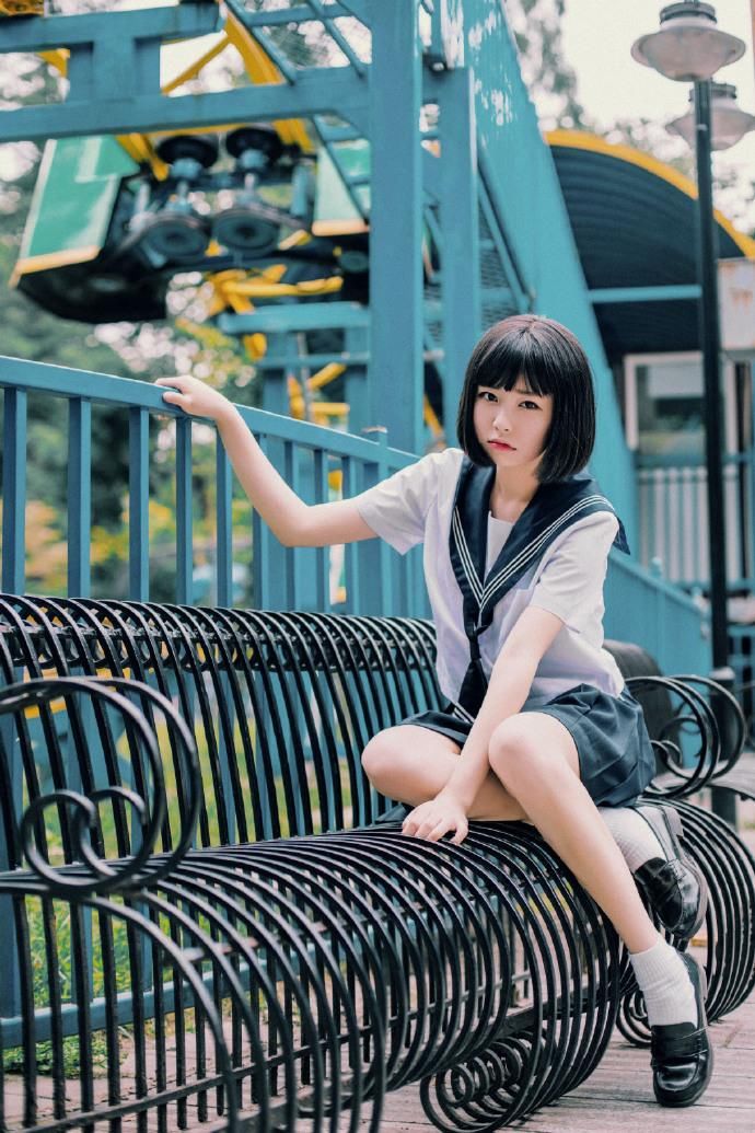 短发制服美女性感游乐园写真图片