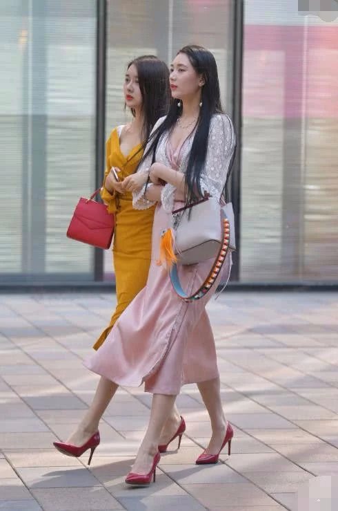 两小姐姐性感迷人出街，一个是阆苑仙葩，一个是美玉无瑕