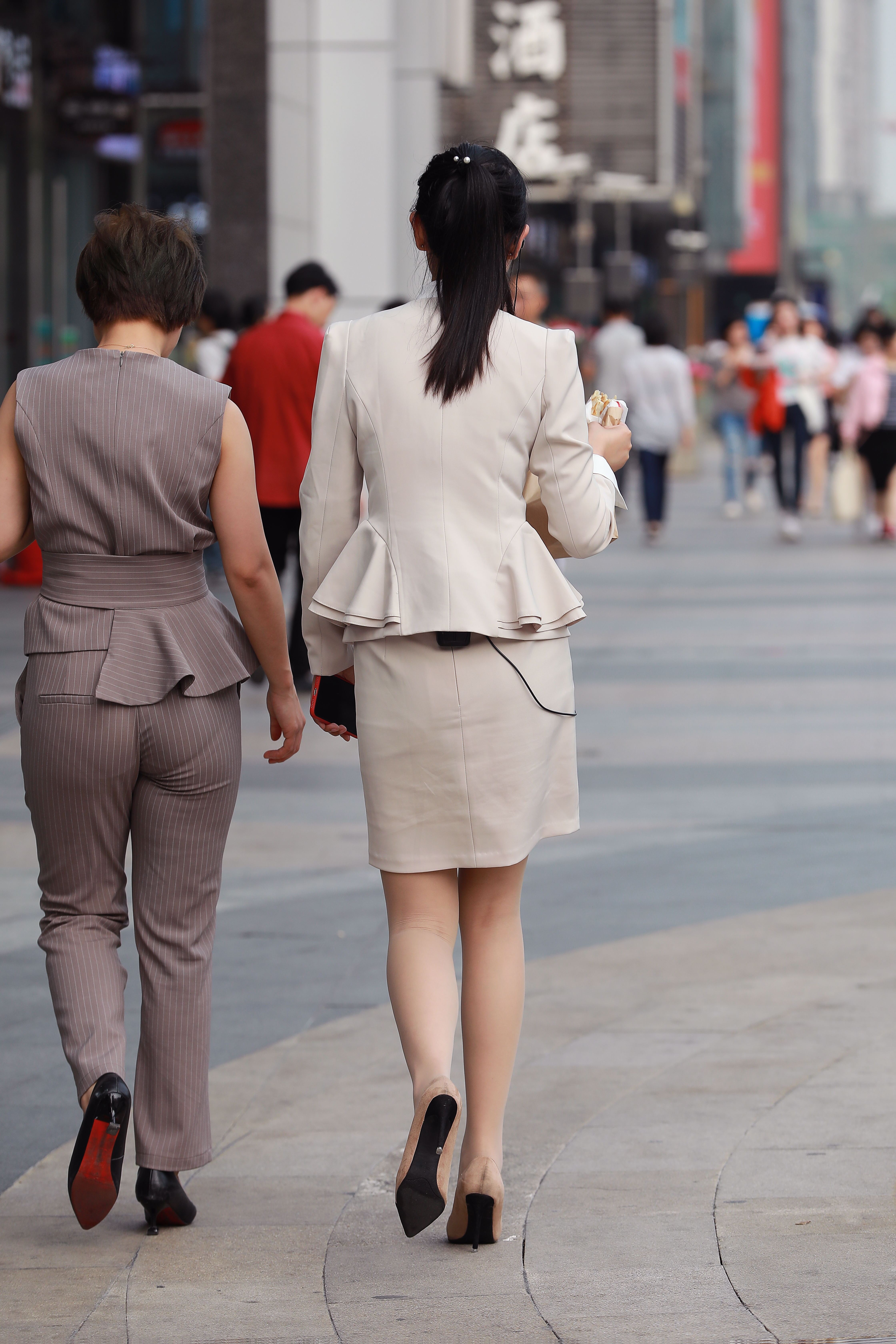 街拍联盟：早晨去上班的肉丝美女白领，职业装很新颖