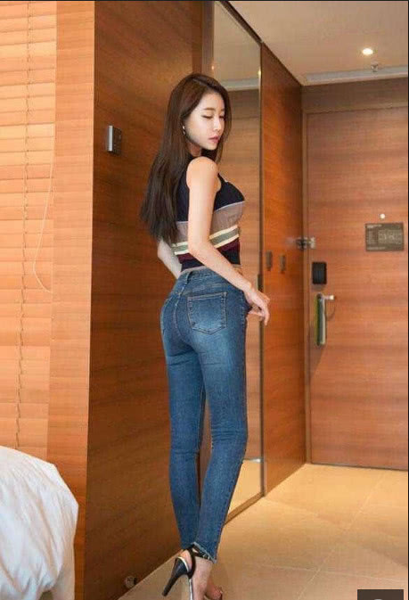 紧身裤悄悄的不会让你感觉到，它时尚百搭非常的显瘦