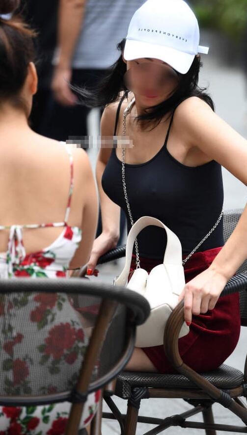 小姐姐身材非常的高挑，上边一件黑色吊带上衣，散发迷人的魅力。