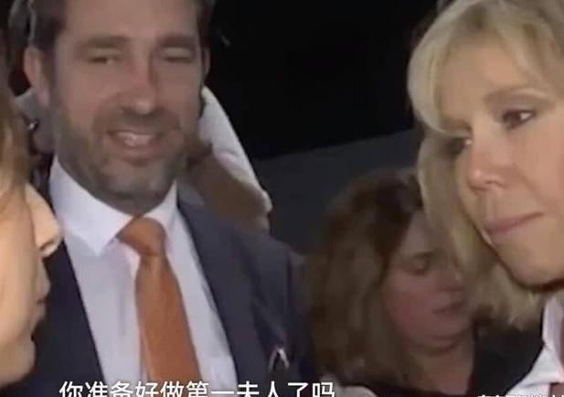 法国第一夫人带狗出行！64岁穿包臀裙 紧身裤 高跟鞋，厉害！