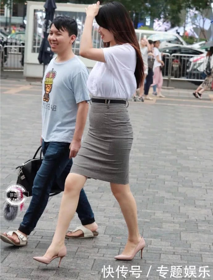 身材高挑的小姐姐包臀裙穿出修长的美腿，宽松的上衣美艳动人