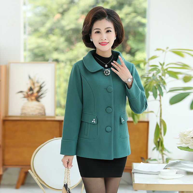 女人过了45岁，就该往死里打扮，瞧妈妈穿的修身外套，令人惊艳