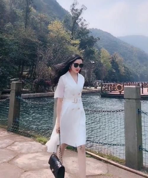  『穿出了女人』穿上西装裙的城市美女，穿搭另有风味!
