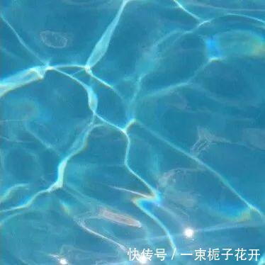  卡其色@今年春夏最流行的5组配色，穿对了显白又显贵！