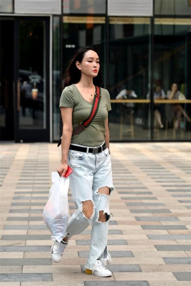 短袖■时尚靓丽的气质美女,墨绿色短袖搭配休闲牛仔裤,楚楚动人