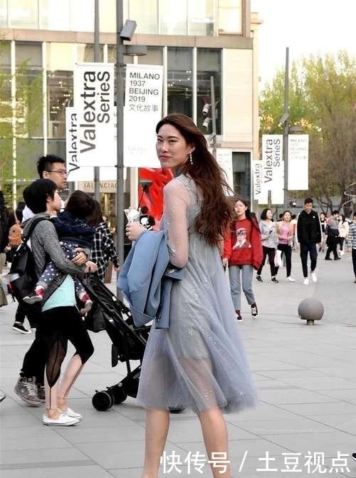  「美女」街拍喜欢健身的美女,瑜伽裤搭配一件米色卫衣,身材好气质佳！